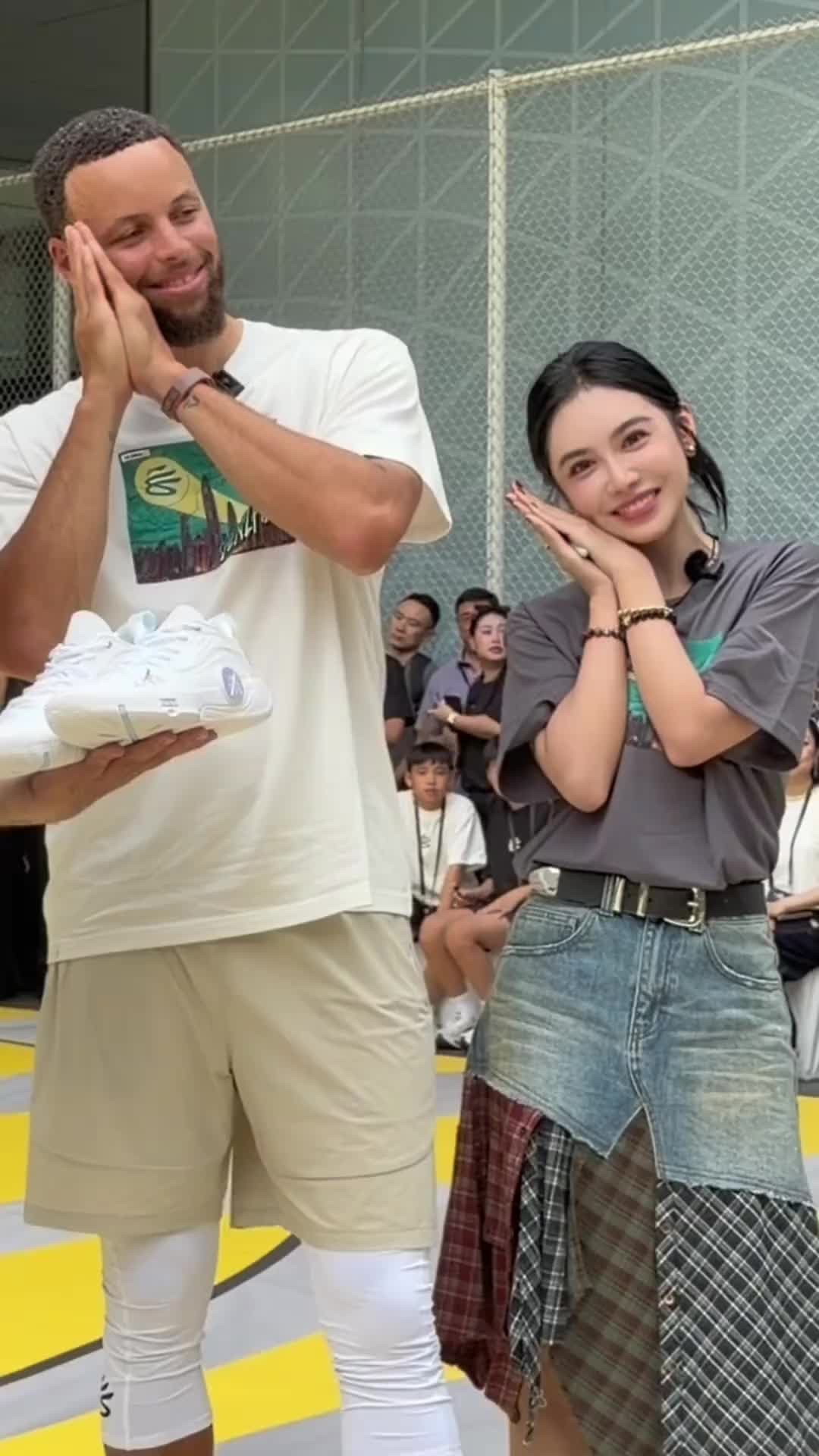 Night night🌙库里与美娜同框，一起做出经典&ldquo;晚安&rdquo;庆祝动作