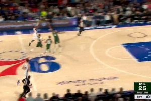 边跑边射击！马克西1.7秒中圈附近跑投 压哨打板三分命中！